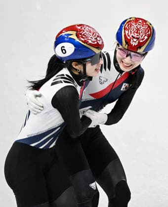 (260219) -- MILAN, Feb. 19, 2026 -- Choi Minjeong (R) and Kim Gilli of South Korea celebrate after the short track Speed skating, Eisschnelllauf women s 3000m relay final A at the Milan-Cortina 2026 Olympic Winter games, Winterspiele,Spiele, Summer games in Milan, Italy, Feb. 18, 2026. ) (MICO2026)ITALY-MILAN-OLYMPIC WINTER GAMES-SHORT TRACK SPEED SKATING-WOMEN S 3000M RELAY-FINALS ChengxMin 
