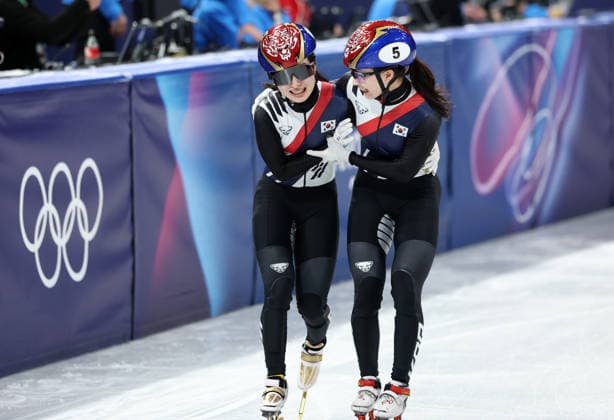 (260219) -- MILAN, Feb. 19, 2026 -- Choi Minjeong (R) and Kim Gilli of South Korea celebrate after the short track Speed skating, Eisschnelllauf women s 3000m relay final A at the Milan-Cortina 2026 Olympic Winter games, Winterspiele,Spiele, Summer games in Milan, Italy, Feb. 18, 2026. ) (MICO2026)ITALY-MILAN-OLYMPIC WINTER GAMES-SHORT TRACK SPEED SKATING-WOMEN S 3000M RELAY-FINALS LixMing 