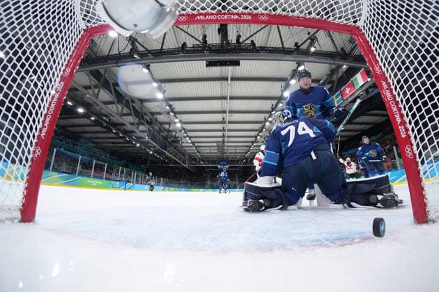 (260219) -- MILAN, Feb. 19, 2026 -- Juuse Saros (front), goalkeeper of Finland, fails to make a save during the Ice hockey, Eishockey men s play-offs quarterfinal between Finland and Switzerland at the Milan-Cortina 2026 Olympic Winter games, Winterspiele,Spiele, Summer games in Milan, Italy, Feb. 18, 2026. ) (MICO2026)ITALY-MILAN-OLYMPIC WINTER GAMES-ICE HOCKEY-MEN-PLAY-OFFS QUARTERFINALS-FIN VS SUI SunxFei 