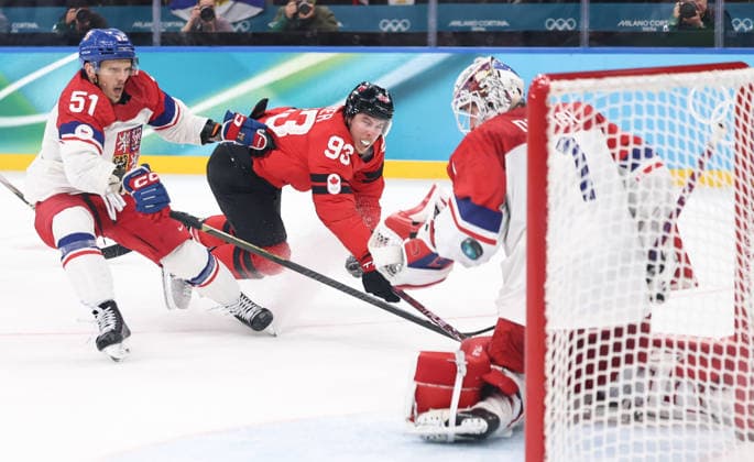 (260219) -- MILAN, Feb. 19, 2026 -- Mitch Marner (C) of Canada scores during the Ice hockey, Eishockey men s play-offs quarterfinals match between Canada and the Czech Republic at the Milan-Cortina 2026 Olympic Winter games, Winterspiele,Spiele, Summer games in Milan, Italy, Feb. 18, 2026. ) (MICO2026)ITALY-MILAN-OLYMPIC WINTER GAMES-ICE HOCKEY-MEN-PLAY-OFFS QUARTERFINALS-CAN VS CZE WangxKaiyan 