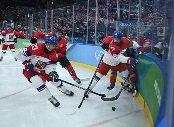 (260219) -- MILAN, Feb. 19, 2026 -- Players of both teams vie for the puck during the Ice hockey, Eishockey men s play-offs quarterfinals match between Canada and the Czech Republic at the Milan-Cortina 2026 Olympic Winter games, Winterspiele,Spiele, Summer games in Milan, Italy, Feb. 18, 2026. ) (MICO2026)ITALY-MILAN-OLYMPIC WINTER GAMES-ICE HOCKEY-MEN-PLAY-OFFS QUARTERFINALS-CAN VS CZE ZhangxHaofu 