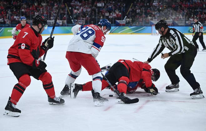 (260219) -- MILAN, Feb. 19, 2026 -- Players of both teams vie for the puck during the Ice hockey, Eishockey men s play-offs quarterfinals match between Canada and the Czech Republic at the Milan-Cortina 2026 Olympic Winter games, Winterspiele,Spiele, Summer games in Milan, Italy, Feb. 18, 2026. ) (MICO2026)ITALY-MILAN-OLYMPIC WINTER GAMES-ICE HOCKEY-MEN-PLAY-OFFS QUARTERFINALS-CAN VS CZE ZhangxHaofu 