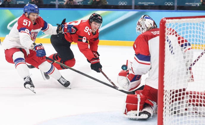 (260219) -- MILAN, Feb. 19, 2026 -- Mitch Marner (C) of Canada scores during the Ice hockey, Eishockey men s play-offs quarterfinals match between Canada and the Czech Republic at the Milan-Cortina 2026 Olympic Winter games, Winterspiele,Spiele, Summer games in Milan, Italy, Feb. 18, 2026. ) (MICO2026)ITALY-MILAN-OLYMPIC WINTER GAMES-ICE HOCKEY-MEN-PLAY-OFFS QUARTERFINALS-CAN VS CZE WangxKaiyan 