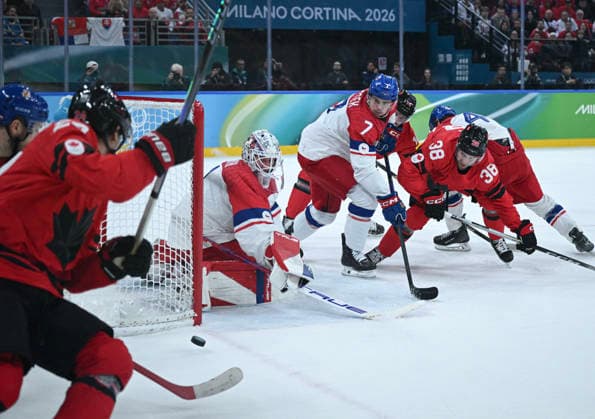 (260219) -- MILAN, Feb. 19, 2026 -- Players of both teams vie for the puck during the Ice hockey, Eishockey men s play-offs quarterfinals match between Canada and the Czech Republic at the Milan-Cortina 2026 Olympic Winter games, Winterspiele,Spiele, Summer games in Milan, Italy, Feb. 18, 2026. ) (MICO2026)ITALY-MILAN-OLYMPIC WINTER GAMES-ICE HOCKEY-MEN-PLAY-OFFS QUARTERFINALS-CAN VS CZE ZhangxHaofu 