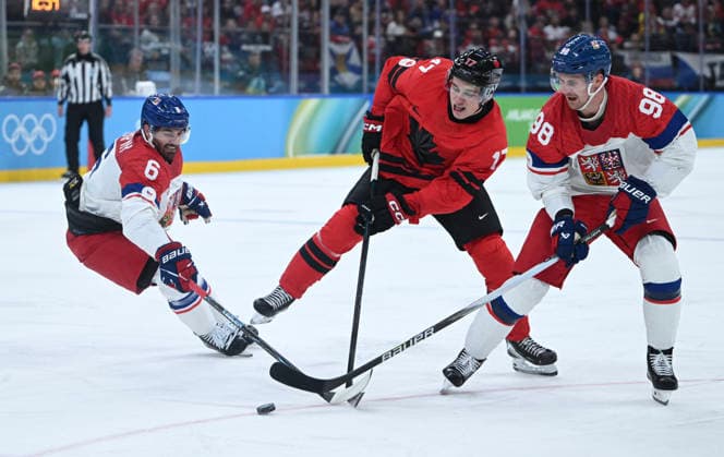 (260219) -- MILAN, Feb. 19, 2026 -- Macklin Celebrini (C) of Canada vies with Martin Necas (R) and Michal Kempny of the Czech Republic during the Ice hockey, Eishockey men s play-offs quarterfinals match between Canada and the Czech Republic at the Milan-Cortina 2026 Olympic Winter games, Winterspiele,Spiele, Summer games in Milan, Italy, Feb. 18, 2026. ) (MICO2026)ITALY-MILAN-OLYMPIC WINTER GAMES-ICE HOCKEY-MEN-PLAY-OFFS QUARTERFINALS-CAN VS CZE ZhangxHaofu 