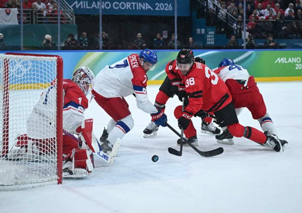 (260219) -- MILAN, Feb. 19, 2026 -- Brandon Hagel (2nd R) of Canada vies with David Spacek (2nd L) of the Czech Republic during the Ice hockey, Eishockey men s play-offs quarterfinals match between Canada and the Czech Republic at the Milan-Cortina 2026 Olympic Winter games, Winterspiele,Spiele, Summer games in Milan, Italy, Feb. 18, 2026. ) (MICO2026)ITALY-MILAN-OLYMPIC WINTER GAMES-ICE HOCKEY-MEN-PLAY-OFFS QUARTERFINALS-CAN VS CZE ZhangxHaofu 