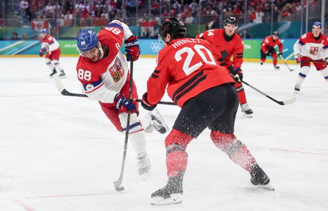 (260219) -- MILAN, Feb. 19, 2026 -- David Pastrnak (L) of the Czech Republic shoots during the Ice hockey, Eishockey men s play-offs quarterfinals match between Canada and the Czech Republic at the Milan-Cortina 2026 Olympic Winter games, Winterspiele,Spiele, Summer games in Milan, Italy, Feb. 18, 2026. ) (MICO2026)ITALY-MILAN-OLYMPIC WINTER GAMES-ICE HOCKEY-MEN-PLAY-OFFS QUARTERFINALS-CAN VS CZE WangxKaiyan 