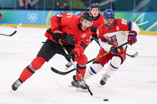 (260219) -- MILAN, Feb. 19, 2026 -- Connor Mcdavid (L) of Canada competes during the Ice hockey, Eishockey men s play-offs quarterfinals match between Canada and the Czech Republic at the Milan-Cortina 2026 Olympic Winter games, Winterspiele,Spiele, Summer games in Milan, Italy, Feb. 18, 2026. ) (MICO2026)ITALY-MILAN-OLYMPIC WINTER GAMES-ICE HOCKEY-MEN-PLAY-OFFS QUARTERFINALS-CAN VS CZE WangxKaiyan 