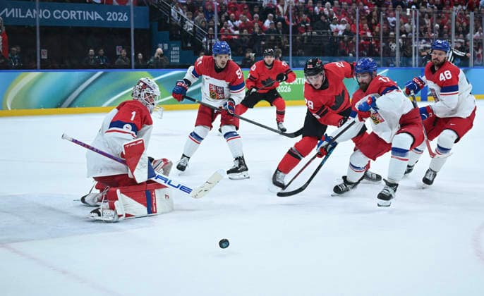 (260219) -- MILAN, Feb. 19, 2026 -- Players of both teams vie for the puck during the Ice hockey, Eishockey men s play-offs quarterfinals match between Canada and the Czech Republic at the Milan-Cortina 2026 Olympic Winter games, Winterspiele,Spiele, Summer games in Milan, Italy, Feb. 18, 2026. ) (MICO2026)ITALY-MILAN-OLYMPIC WINTER GAMES-ICE HOCKEY-MEN-PLAY-OFFS QUARTERFINALS-CAN VS CZE ZhangxHaofu 