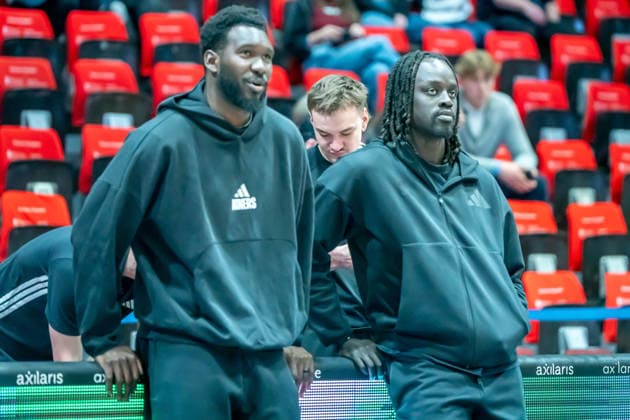 Chemnitz, Deutschland 18. Februar 2026: 1.BBL - 2025 2026 - Niners Chemnitz vs. MLP Academics Heidelberg Im Bild: Amadou Sow (99) und Aher Uguak (99) v.li. verletzungsbedingt nicht im Kader Copyright: xFotostandx xNachtigallx