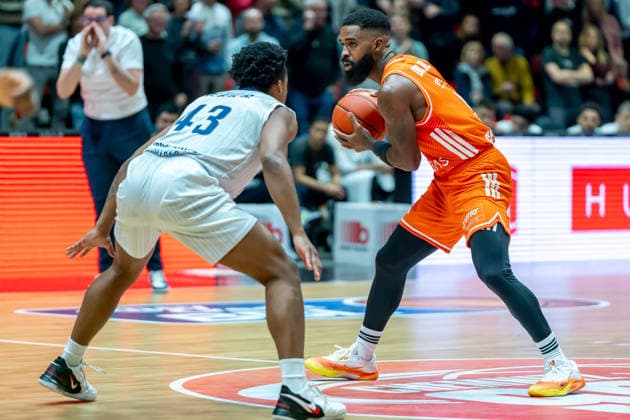 Chemnitz, Deutschland 18. Februar 2026: 1.BBL - 2025 2026 - Niners Chemnitz vs. MLP Academics Heidelberg Im Bild: v. li. im Zweikampf Eric Reed II (MLP) und Corey Davis (99) Copyright: xFotostandx xNachtigallx