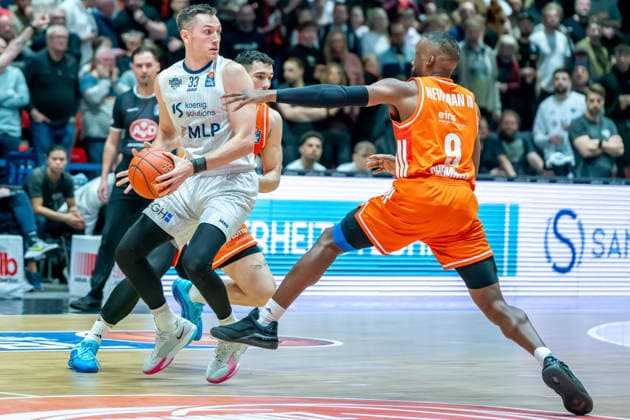 Chemnitz, Deutschland 18. Februar 2026: 1.BBL - 2025 2026 - Niners Chemnitz vs. MLP Academics Heidelberg Im Bild: v. li. im Zweikampf Ryan Mikesell (MLP) und John Newman III (99) Copyright: xFotostandx xNachtigallx