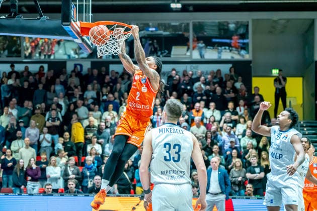 Chemnitz, Deutschland 18. Februar 2026: 1.BBL - 2025 2026 - Niners Chemnitz vs. MLP Academics Heidelberg Im Bild: Nike Sibande (99) 1.v.li. mit einem Dunking Copyright: xFotostandx xNachtigallx