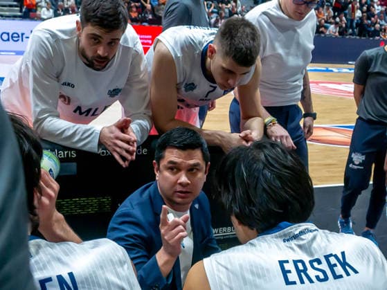 Chemnitz, Deutschland 18. Februar 2026: 1.BBL - 2025 2026 - Niners Chemnitz vs. MLP Academics Heidelberg Im Bild: Head Coach Danny Jansson (MLP) 2.v.li. bei einer Auszeit mit seinen Mannschaftskollegen, Copyright: xFotostandx xNachtigallx