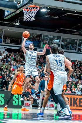 Chemnitz, Deutschland 18. Februar 2026: 1.BBL - 2025 2026 - Niners Chemnitz vs. MLP Academics Heidelberg Im Bild: Mateo Seric (MLP) 2.v.li. setzt zu einem Dunking an Copyright: xFotostandx xNachtigallx
