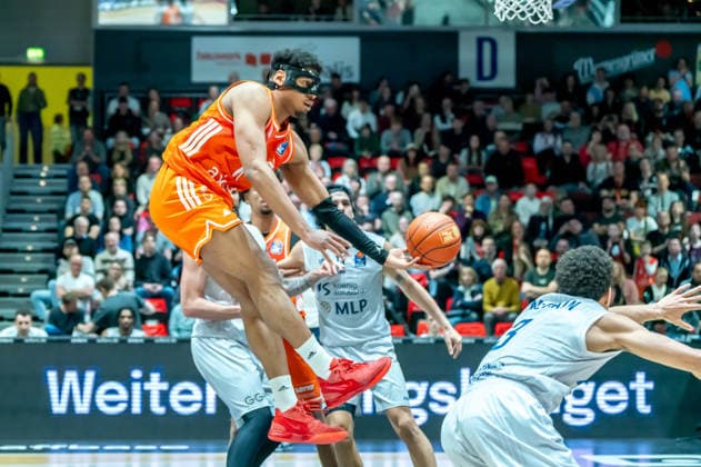 Chemnitz, Deutschland 18. Februar 2026: 1.BBL - 2025 2026 - Niners Chemnitz vs. MLP Academics Heidelberg Im Bild: Kostja Mushidi (99) 1.v.li. erobert den Ball Copyright: xFotostandx xNachtigallx