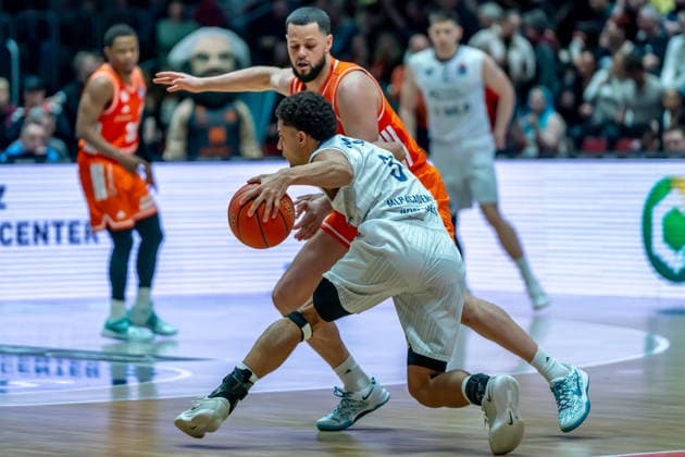 Chemnitz, Deutschland 18. Februar 2026: 1.BBL - 2025 2026 - Niners Chemnitz vs. MLP Academics Heidelberg Im Bild: v. li. im Zweikampf Kevin McClain (MLP) und Jordan Schakel (99) Copyright: xFotostandx xNachtigallx