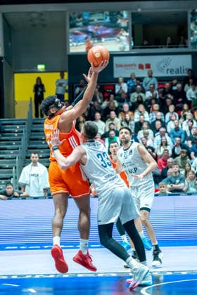 Chemnitz, Deutschland 18. Februar 2026: 1.BBL - 2025 2026 - Niners Chemnitz vs. MLP Academics Heidelberg Im Bild: v. li. im Zweikampf Kostja Mushidi (99) und Ryan Mikesell (MLP) Copyright: xFotostandx xNachtigallx