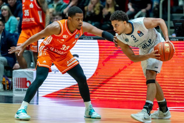 Chemnitz, Deutschland 18. Februar 2026: 1.BBL - 2025 2026 - Niners Chemnitz vs. MLP Academics Heidelberg Im Bild: Eric Washington (99) und Kevin McClain (MLP) Copyright: xFotostandx xNachtigallx