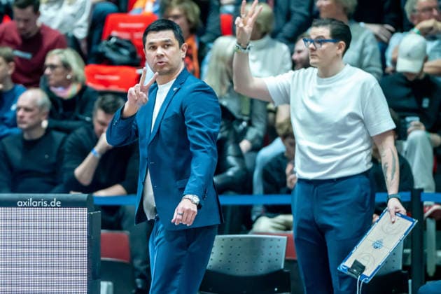 Chemnitz, Deutschland 18. Februar 2026: 1.BBL - 2025 2026 - Niners Chemnitz vs. MLP Academics Heidelberg Im Bild: Head Coach Danny Jansson (MLP) 1.v.li. Copyright: xFotostandx xNachtigallx