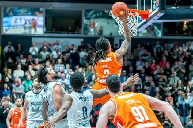 Chemnitz, Deutschland 18. Februar 2026: 1.BBL - 2025 2026 - Niners Chemnitz vs. MLP Academics Heidelberg Im Bild: Nike Sibande (99) mit einen Dunking Copyright: xFotostandx xNachtigallx