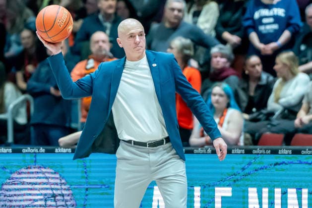 Chemnitz, Deutschland 18. Februar 2026: 1.BBL - 2025 2026 - Niners Chemnitz vs. MLP Academics Heidelberg Im Bild: Head Coach Rodrigo Pastore (99) wirft den Ball ins Spiel Copyright: xFotostandx xNachtigallx