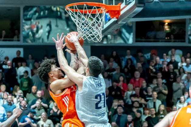 Chemnitz, Deutschland 18. Februar 2026: 1.BBL - 2025 2026 - Niners Chemnitz vs. MLP Academics Heidelberg Im Bild: v. li. im Zweikampf Roman Bedime (99) und Mateo Seric (MLP) am Korb Copyright: xFotostandx xNachtigallx
