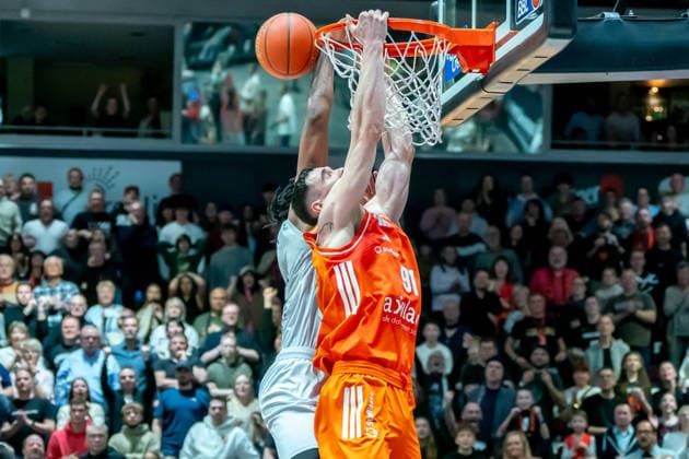 Chemnitz, Deutschland 18. Februar 2026: 1.BBL - 2025 2026 - Niners Chemnitz vs. MLP Academics Heidelberg Im Bild: Yordan Minchev (99) 2.v.li. mit einen Dunking Copyright: xFotostandx xNachtigallx