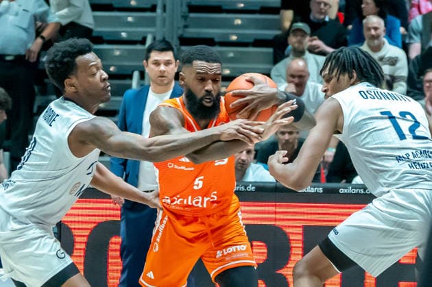 Chemnitz, Deutschland 18. Februar 2026: 1.BBL - 2025 2026 - Niners Chemnitz vs. MLP Academics Heidelberg Im Bild: v. li. im Zweikampf Damariae Horne (MLP), Corey Davis (99) und Mateo Seric (MLP) Copyright: xFotostandx xNachtigallx