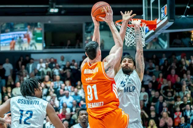 Chemnitz, Deutschland 18. Februar 2026: 1.BBL - 2025 2026 - Niners Chemnitz vs. MLP Academics Heidelberg Im Bild: v. li. im Zweikampf Yordan Minchev (99) und Marcel Keßen (MLP) am Korb Copyright: xFotostandx xNachtigallx