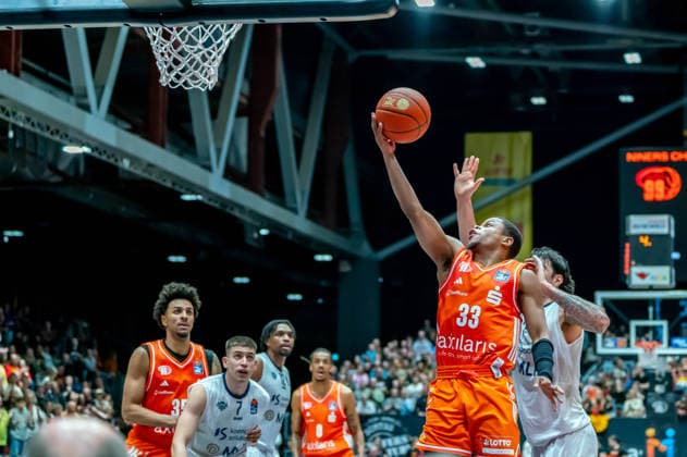 Chemnitz, Deutschland 18. Februar 2026: 1.BBL - 2025 2026 - Niners Chemnitz vs. MLP Academics Heidelberg Im Bild: v. li. im Zweikampf Eric Washington (99) mit einen 2 Points Wurf und Marcel Keßen (MLP) Copyright: xFotostandx xNachtigallx