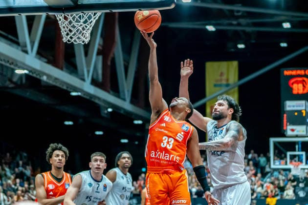 Chemnitz, Deutschland 18. Februar 2026: 1.BBL - 2025 2026 - Niners Chemnitz vs. MLP Academics Heidelberg Im Bild: v. li. im Zweikampf Eric Washington (99) und Marcel Keßen (MLP) am Korb Copyright: xFotostandx xNachtigallx