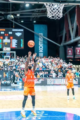 Chemnitz, Deutschland 18. Februar 2026: 1.BBL - 2025 2026 - Niners Chemnitz vs. MLP Academics Heidelberg Im Bild: Corey Davis (99) mit den entscheidenden Free Throns Copyright: xFotostandx xNachtigallx