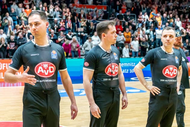 Chemnitz, Deutschland 18. Februar 2026: 1.BBL - 2025 2026 - Niners Chemnitz vs. MLP Academics Heidelberg Im Bild: Referee Gentian Cici, Empires Maximilian Meiler und Ronny Wegner v.li. Copyright: xFotostandx xNachtigallx