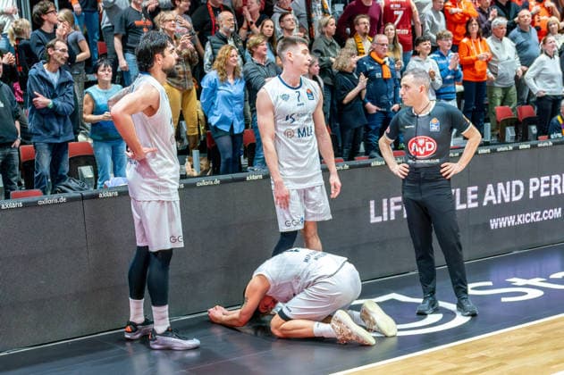 Chemnitz, Deutschland 18. Februar 2026: 1.BBL - 2025 2026 - Niners Chemnitz vs. MLP Academics Heidelberg Im Bild: Marcel Keßen (MLP), Erol Ersek (MLP) und Dusan Neskovic (MLP) können koennen die Niederlage nicht fassen Copyright: xFotostandx xNachtigallx