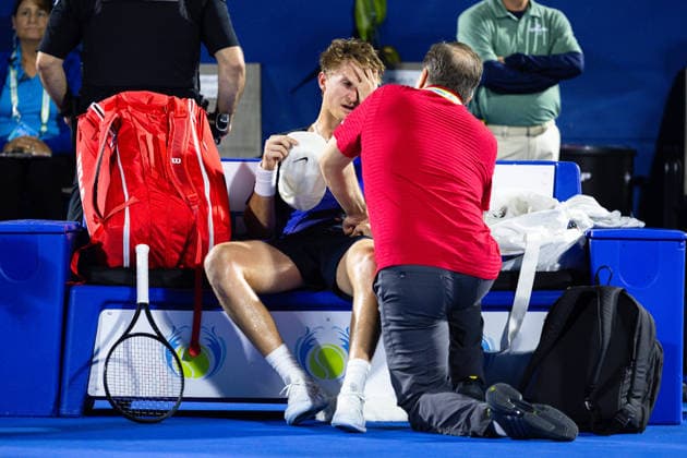 2026 Delray Beach Open - Day 3 Sebastian Korda of the USA receives a massage from the ATP, Tennis Herren Physio during his match against Alex Michelsen of the USA on Day 3 of the Delray Beach Open at the Delray Tennis Center in Delray Beach, Florida, on February 18, 2026. Delray Beach FL United States  Copyright: xMauricioxPaizx originalFilename:paiz-2026delr260218_npq4N.jpg