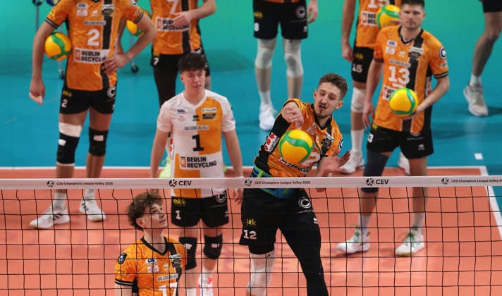 Arthur Wehner, Maximilian Treiter, Florian Krage Brewitz beim Erwärmen Aktion Oberkörper Volleyball CEV Champions League Herren Saison 2025 2026 18.02.2026 BR Volleys Berlin BRV vs. Sir Sicoma Monini Perugia