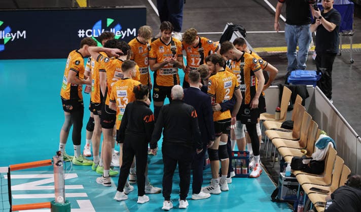 Mannschaft der BR Volleys vor Spielbeginn, Mannschaftskreis Einschwören Ritual Volleyball CEV Champions League Herren Saison 2025 2026 18.02.2026 BR Volleys Berlin BRV vs. Sir Sicoma Monini Perugia