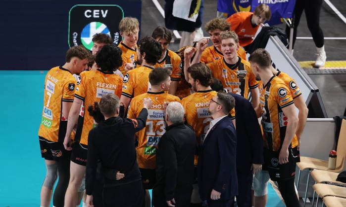Mannschaft der BR Volleys vor Spielbeginn, Mannschaftskreis Einschwören Ritual Volleyball CEV Champions League Herren Saison 2025 2026 18.02.2026 BR Volleys Berlin BRV vs. Sir Sicoma Monini Perugia