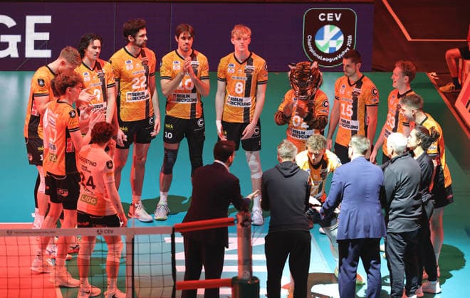 Mannschaft der BR Volleys vor Spielbeginn, Mannschaftskreis Einschwören Ritual Volleyball CEV Champions League Herren Saison 2025 2026 18.02.2026 BR Volleys Berlin BRV vs. Sir Sicoma Monini Perugia