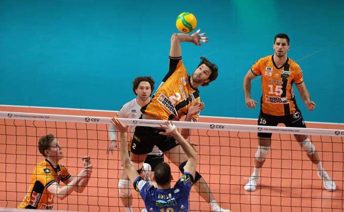 Matthew Knigge im Angriff, Roberto Russo Zweikampf Spielszene Aktion Volleyball CEV Champions League Herren Saison 2025 2026 18.02.2026 BR Volleys Berlin BRV vs. Sir Sicoma Monini Perugia