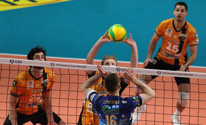 Fedor Ivanov am Ball, Kamil Semeniuk Zweikampf Spielszene Aktion Volleyball CEV Champions League Herren Saison 2025 2026 18.02.2026 BR Volleys Berlin BRV vs. Sir Sicoma Monini Perugia