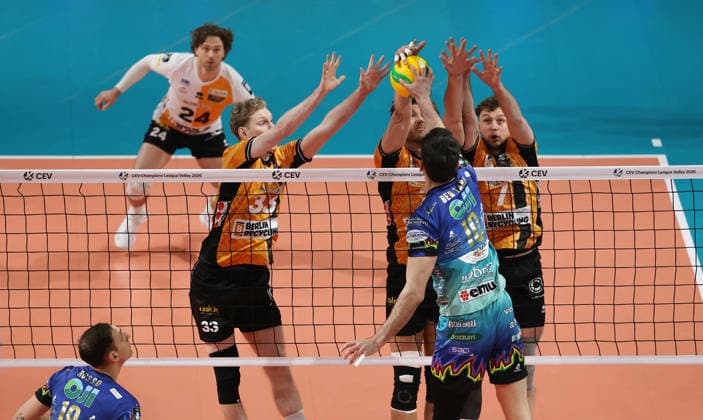 Wassim Ben Tara im Angriff, Fedor Ivanov, Matthew Knigge, Simon Plaskie Zweikampf Spielszene Aktion Volleyball CEV Champions League Herren Saison 2025 2026 18.02.2026 BR Volleys Berlin BRV vs. Sir Sicoma Monini Perugia
