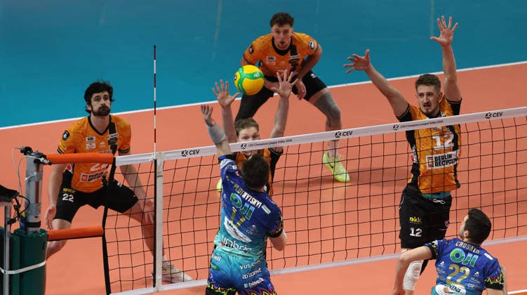 Oleh Plotnytskyi im Angriff, Jake Hanes, Fedor Ivanov, Simon Plaskie, Florian Krage Brewitz Zweikampf Spielszene Aktion Volleyball CEV Champions League Herren Saison 2025 2026 18.02.2026 BR Volleys Berlin BRV vs. Sir Sicoma Monini Perugia