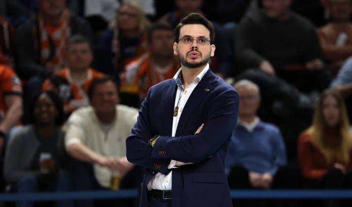 Trainer Alexandre Leal Aktion Oberkörper Volleyball CEV Champions League Herren Saison 2025 2026 18.02.2026 BR Volleys Berlin BRV vs. Sir Sicoma Monini Perugia