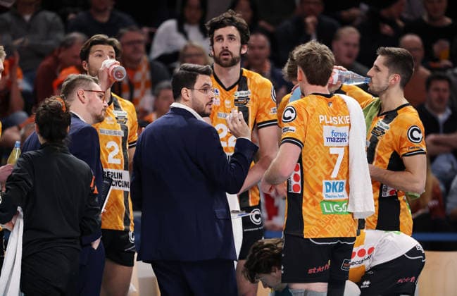 Trainer Alexandre Leal gibt der Mannschaft Anweisungen in der Auszeit Volleyball CEV Champions League Herren Saison 2025 2026 18.02.2026 BR Volleys Berlin BRV vs. Sir Sicoma Monini Perugia
