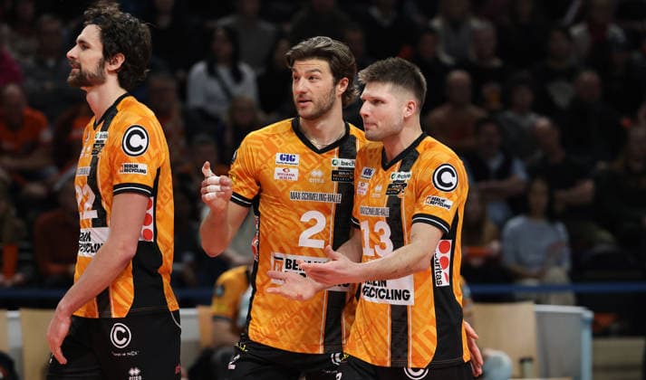 Jake Hanes, Matthew Knigge, Ruben Schott Aktion Oberkörper Volleyball CEV Champions League Herren Saison 2025 2026 18.02.2026 BR Volleys Berlin BRV vs. Sir Sicoma Monini Perugia