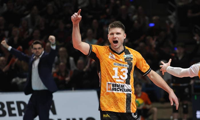 Ruben Schott jubelt nach Punktgewinn, dahinter Trainer Alexandre Leal Freude Emotion Jubel Volleyball CEV Champions League Herren Saison 2025 2026 18.02.2026 BR Volleys Berlin BRV vs. Sir Sicoma Monini Perugia
