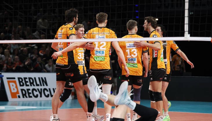 Mannschaft der BR Volleys bejubeln einen Punktgewinn Volleyball CEV Champions League Herren Saison 2025 2026 18.02.2026 BR Volleys Berlin BRV vs. Sir Sicoma Monini Perugia