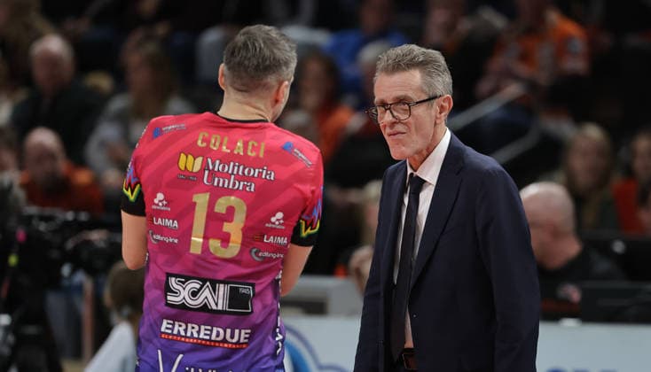 Trainer Engel Lorenzetti redet mit Massimo Colaci Aktion Oberkörper Volleyball CEV Champions League Herren Saison 2025 2026 18.02.2026 BR Volleys Berlin BRV vs. Sir Sicoma Monini Perugia